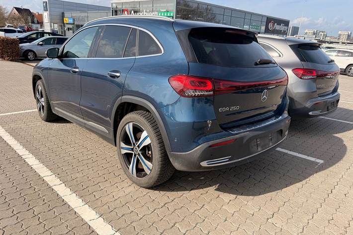 Blå Mercedes EQA250 fra 2022