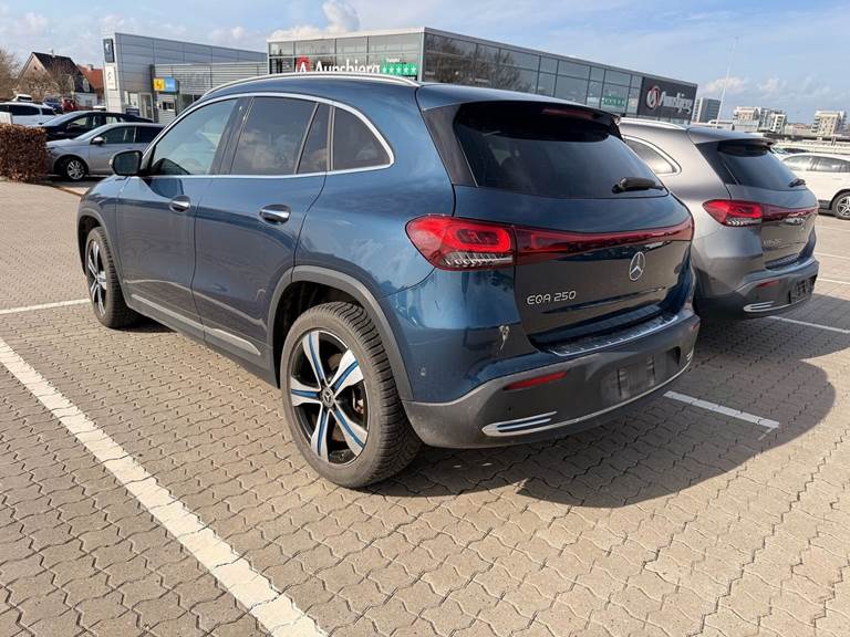 Mercedes EQA250