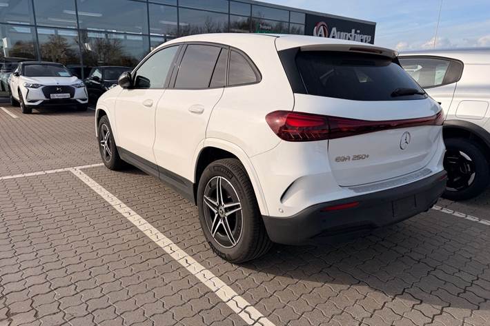 Hvid Mercedes EQA250+ fra 2025