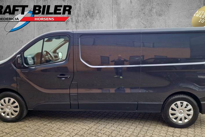 Grå Nissan Primastar fra 2023