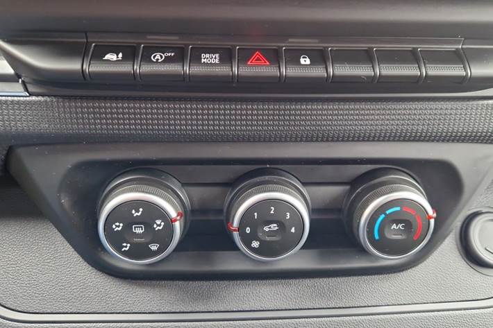 Grå Nissan Primastar fra 2023