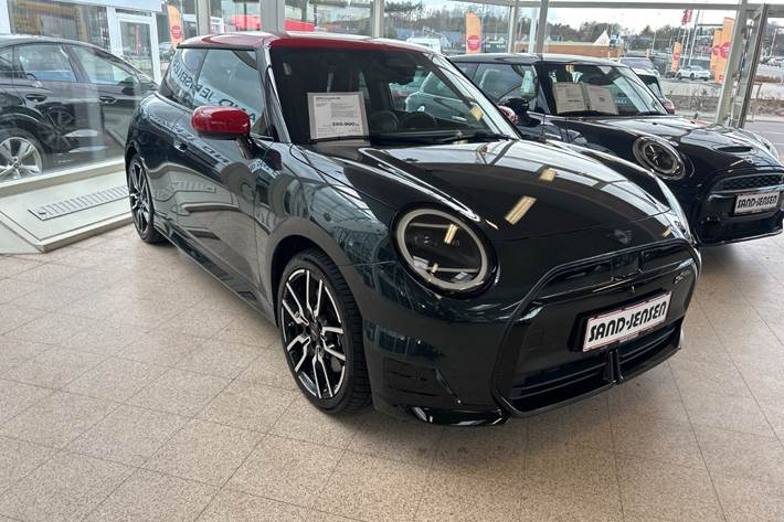 Grå Mini Cooper SE fra 2025 set udefra