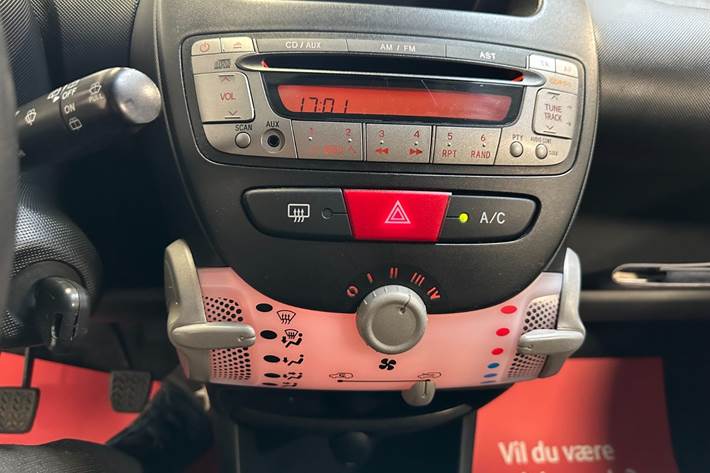 Sort Peugeot 107 fra 2012