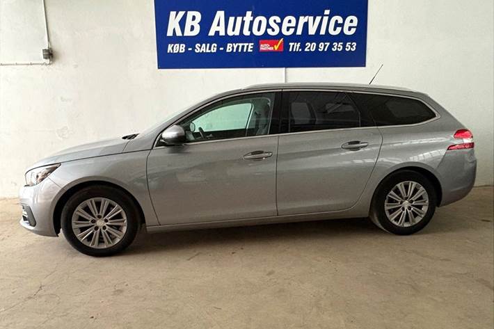 Grå Peugeot 308 fra 2021