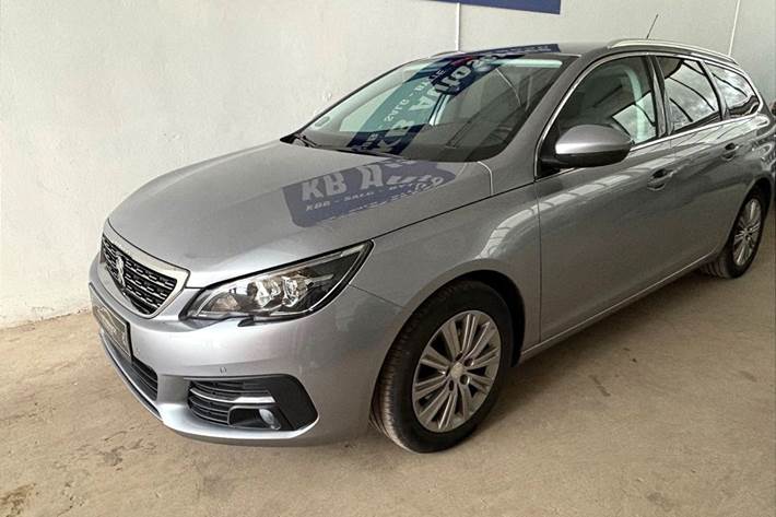 Grå Peugeot 308 fra 2021