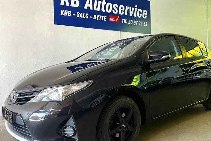 Sort Toyota Auris fra 2014 set udefra