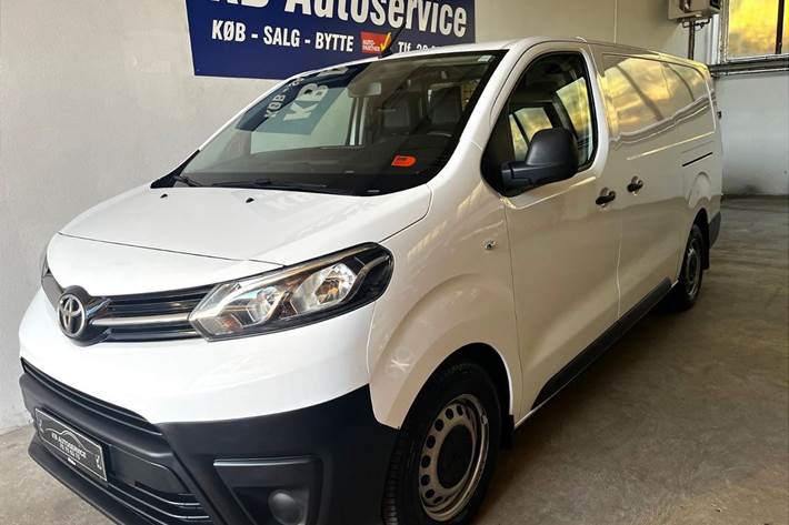 Hvid Toyota ProAce fra 2019 set udefra