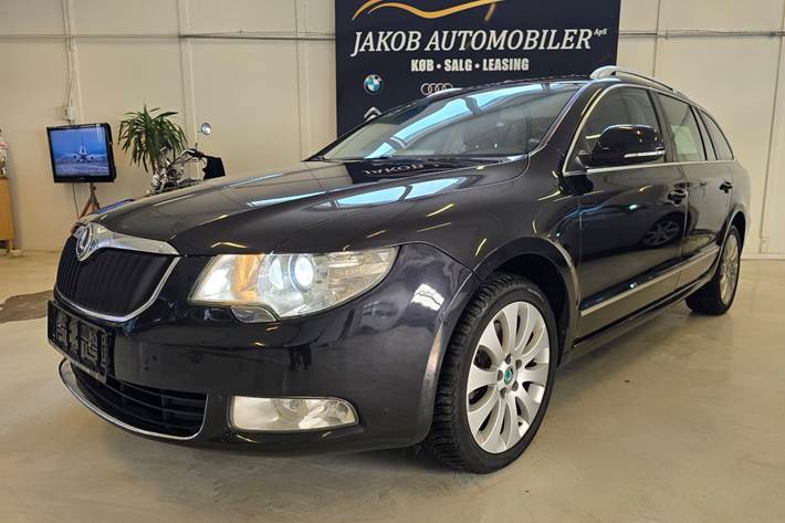 Sort Skoda Superb fra 2011 set udefra
