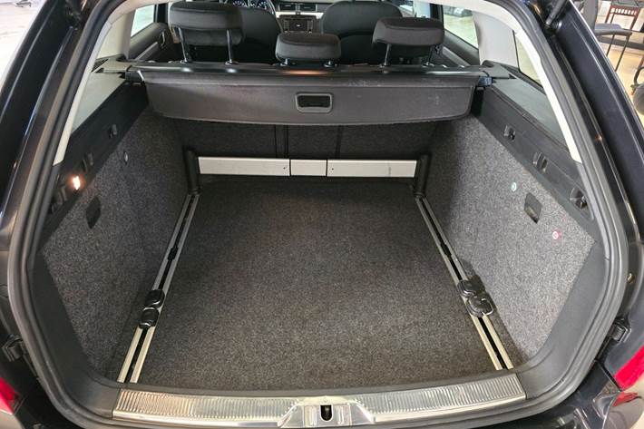 Sort Skoda Superb fra 2011