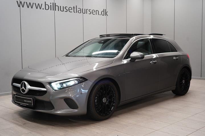 Grå Mercedes A180 fra 2022 set udefra