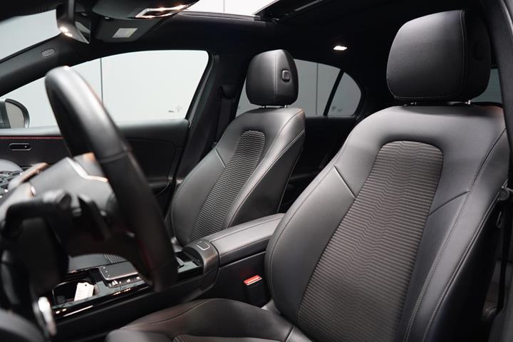 Grå Mercedes A180 fra 2022 set indefra