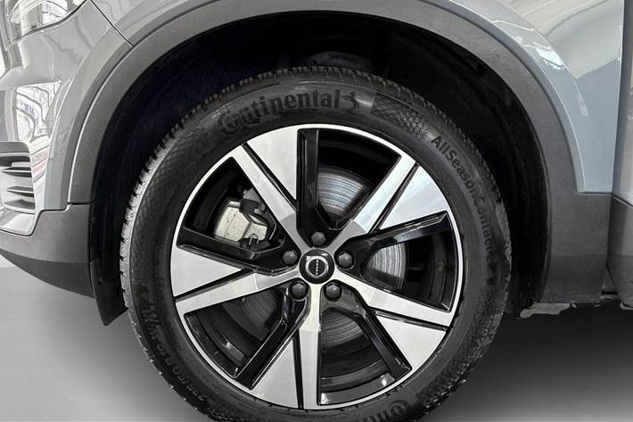 Grå Volvo XC40 fra 2022