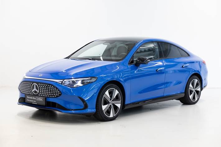Blå Mercedes CLA250+ fra 2026 set udefra