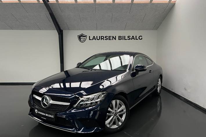 Blå Mercedes C300 fra 2018 set udefra