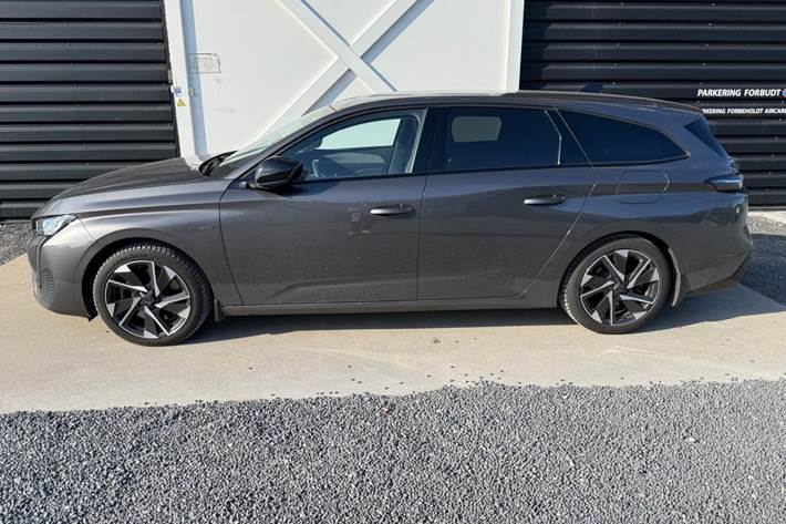 Grå Peugeot 308 fra 2022