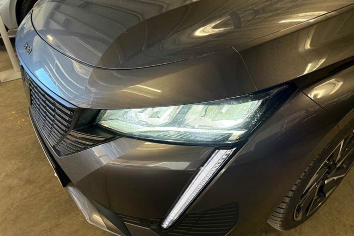 Grå Peugeot 308 fra 2022