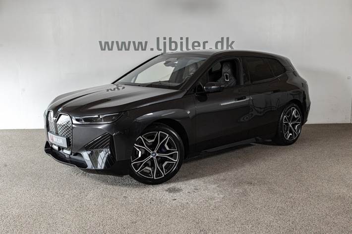 Grå BMW iX fra 2023