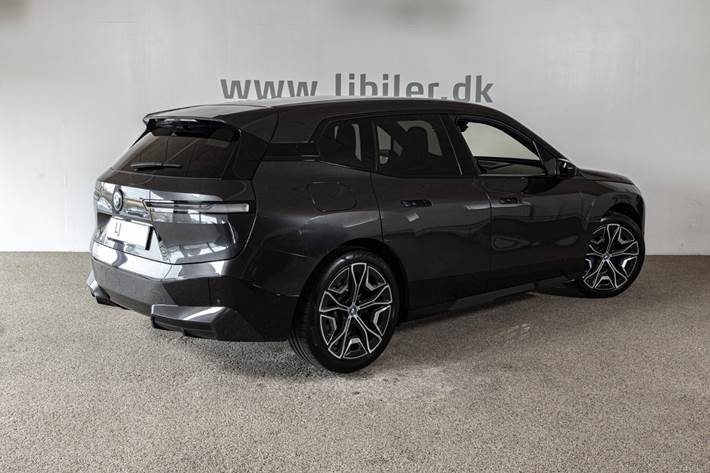 Grå BMW iX fra 2023