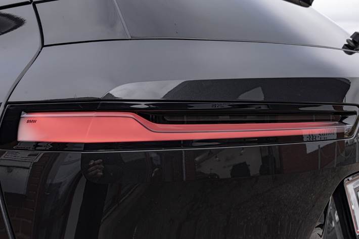 Grå BMW iX fra 2023