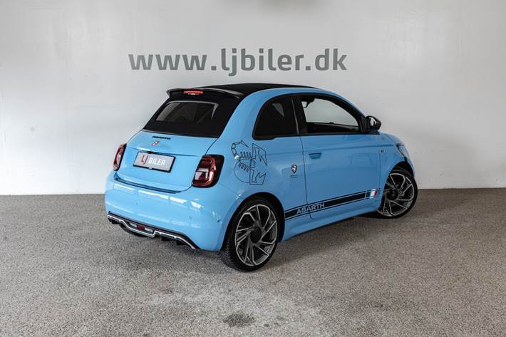 Blå Abarth 500e fra 2023
