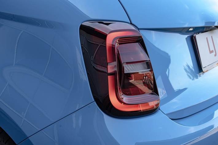 Blå Abarth 500e fra 2023