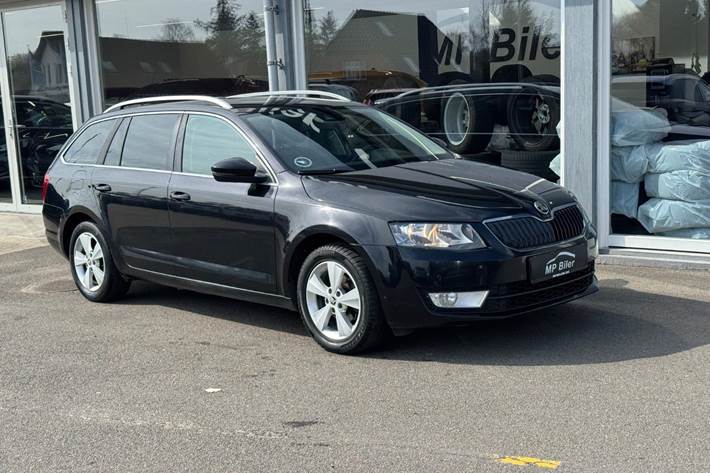 Sort Skoda Octavia fra 2015