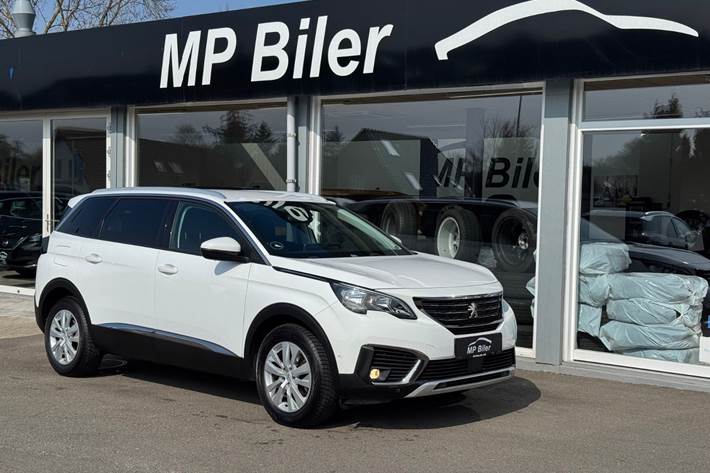 Hvid Peugeot 5008 fra 2017 set udefra