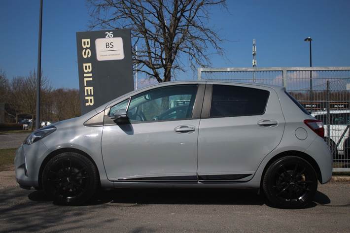 Grå Toyota Yaris fra 2019