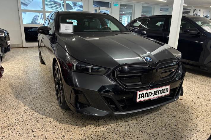 Grå BMW i5 fra 2024