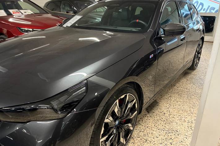 Grå BMW i5 fra 2024