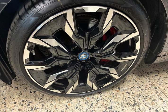 Grå BMW i5 fra 2024