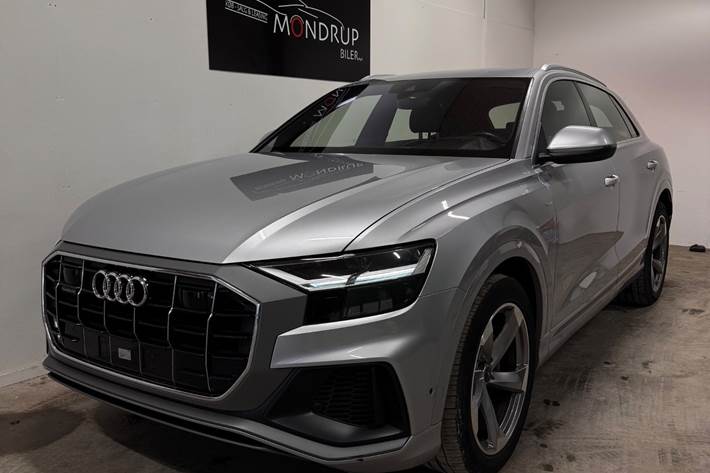 Sølv Audi Q8 fra 2018