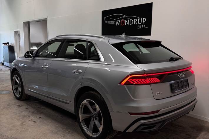 Sølv Audi Q8 fra 2018