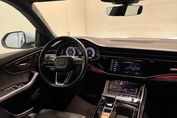 Sølv Audi Q8 fra 2018