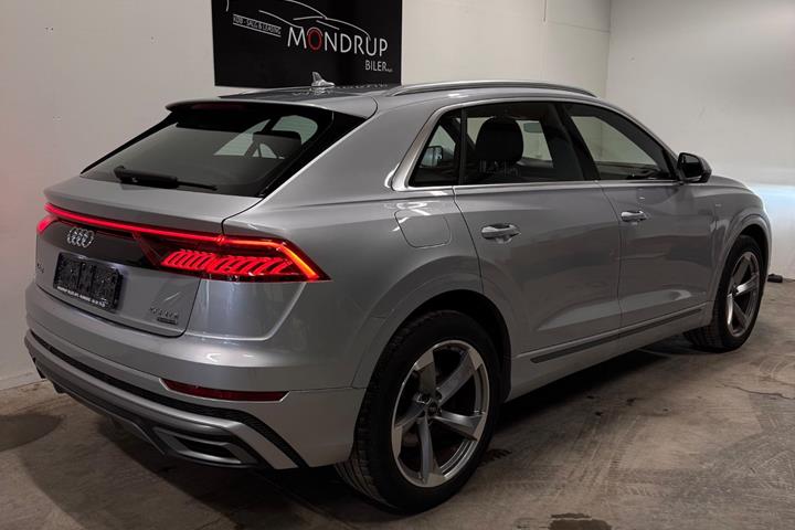 Sølv Audi Q8 fra 2018