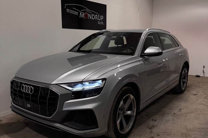 Sølv Audi Q8 fra 2018 set udefra