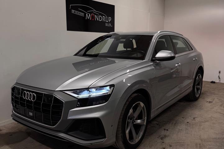 Sølv Audi Q8 fra 2018 set udefra