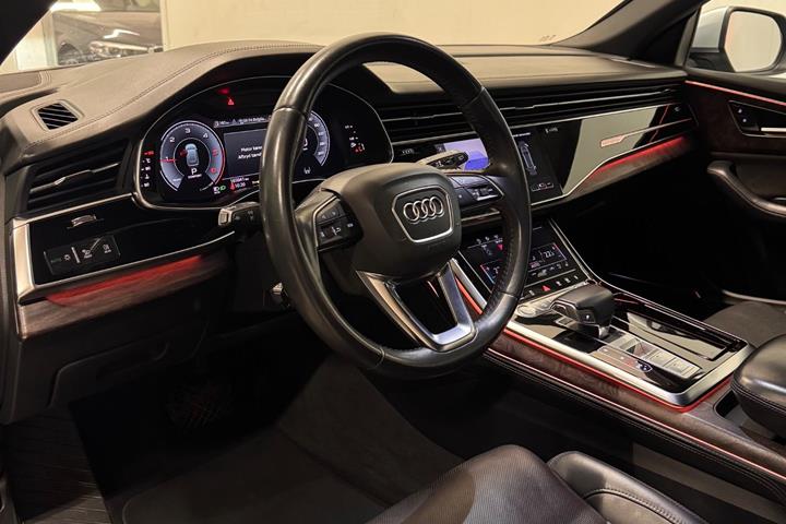 Sølv Audi Q8 fra 2018