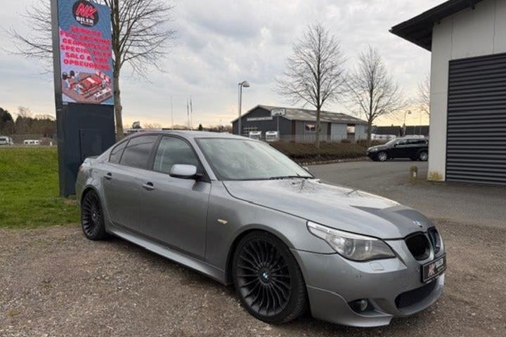 undefined BMW 545i fra 2003 set udefra
