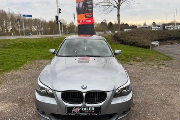 undefined BMW 545i fra 2003 set udefra