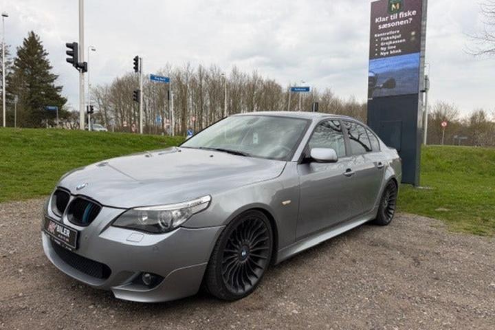 undefined BMW 545i fra 2003 set udefra