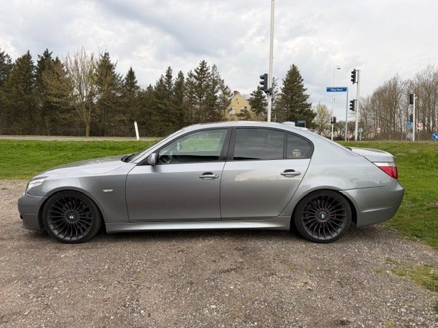 undefined BMW 545i fra 2003 set udefra