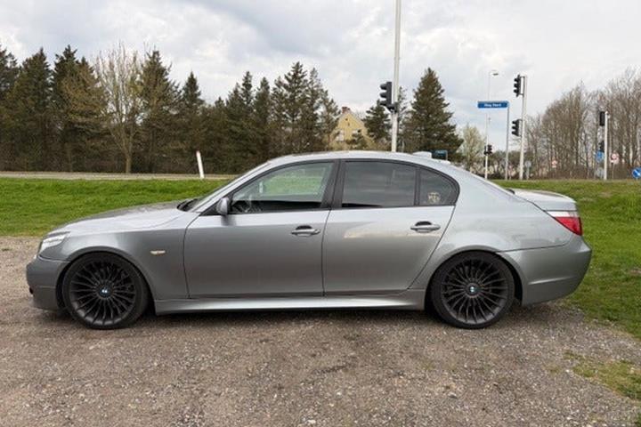 undefined BMW 545i fra 2003 set udefra