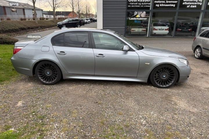 undefined BMW 545i fra 2003 set udefra