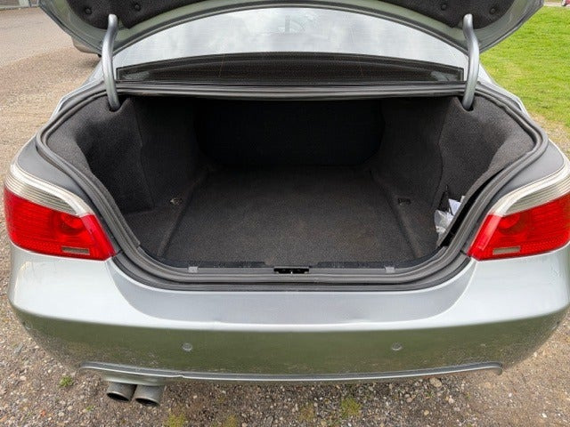 undefined BMW 545i fra 2003 set udefra
