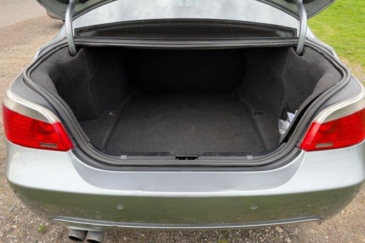 undefined BMW 545i fra 2003 set udefra