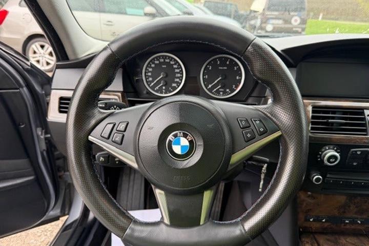 undefined BMW 545i fra 2003 set indefra