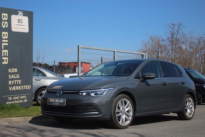 Grå VW Golf VIII fra 2021 set udefra