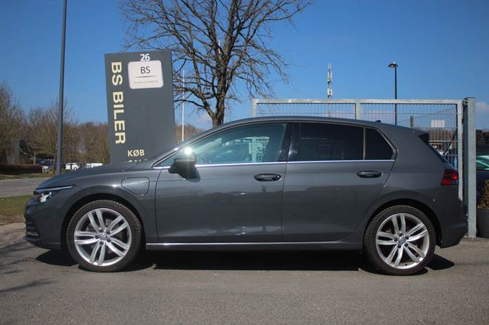 Grå VW Golf VIII fra 2021