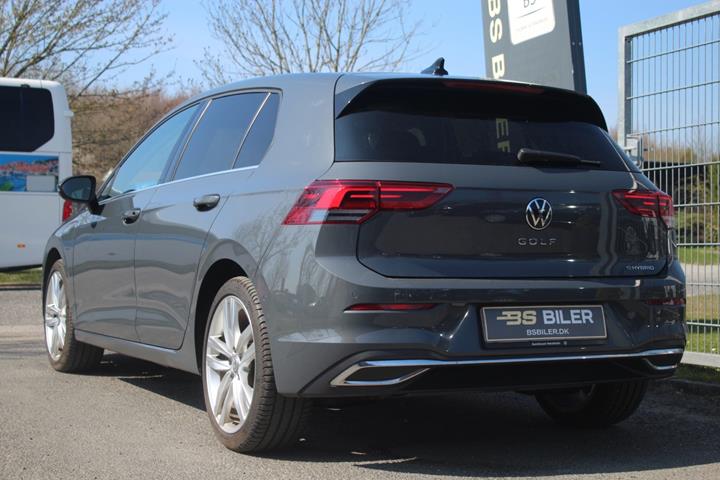 Grå VW Golf VIII fra 2021